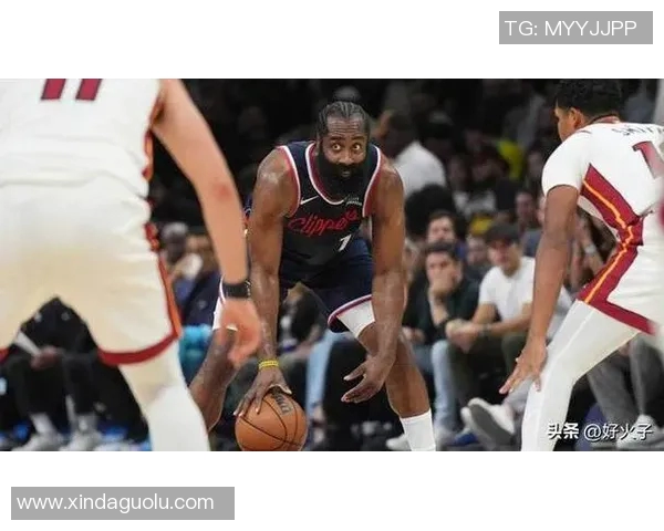 快船与勇士激战11月20日NBA赛场巅峰对决引发球迷热议 快船与勇士激战11月20日NBA赛场巅峰对决引发球迷热议