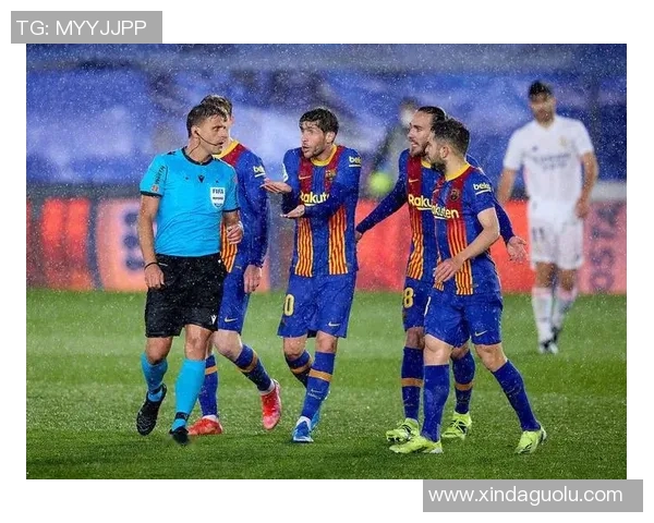 巴萨与米兰激战中争议判罚引发球迷热议与媒体关注